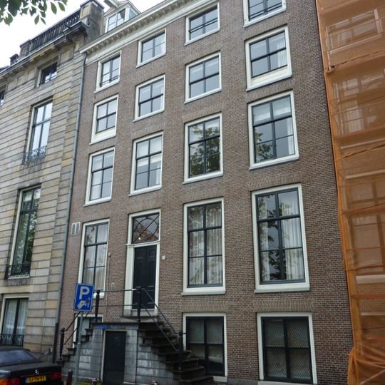 Pand met vier vensters brede gevel deur en snijraam snijraamhek