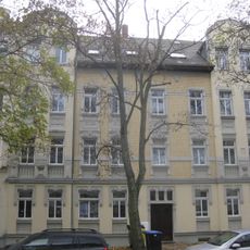 Mietshaus in geschlossener Bebauung mit Vorgarten Albrechtstraße 40