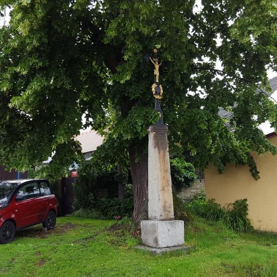 Kříž v Železném Újezdu na návsi