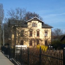 Villenartiges Wohnhaus, zwei Nebengebäude und Einfriedung Görlitzer Straße 8