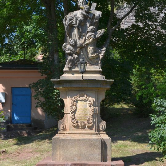 Socha svatého Josefa u cesty k hradu v Pecce