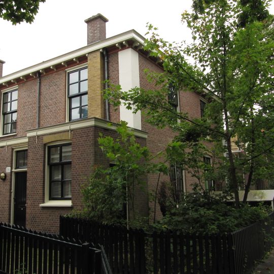 Blok van vier rug-aan-rug gebouwde woningen op vierkante plattegrond, bestaande uit begane grond en verdieping onder een plat dak