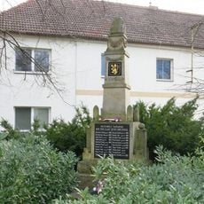 Pomník padlým na návsi v Siřejovicích