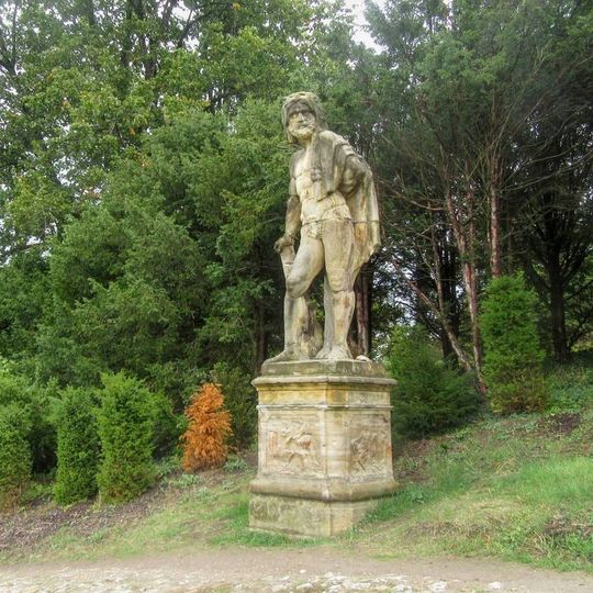 Socha Herakla ve Valticích v zámeckém parku