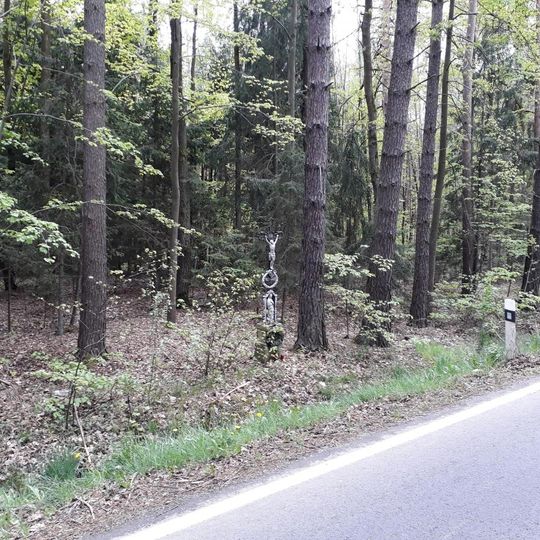 Kříž v lese západně od Lhotic