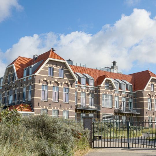 Het symmetrische ziekenpaviljoen onderdeel van het complex "Koloniehuis Zwartendijk"