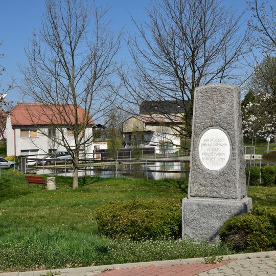 Pomník první zmínky o obci na návsi v Hrušovanech