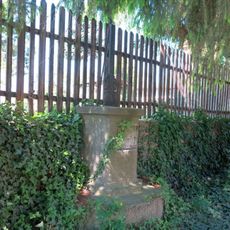 Kříž s ulomeným vrškem v ulici pod kaplí v Dobkovičkách