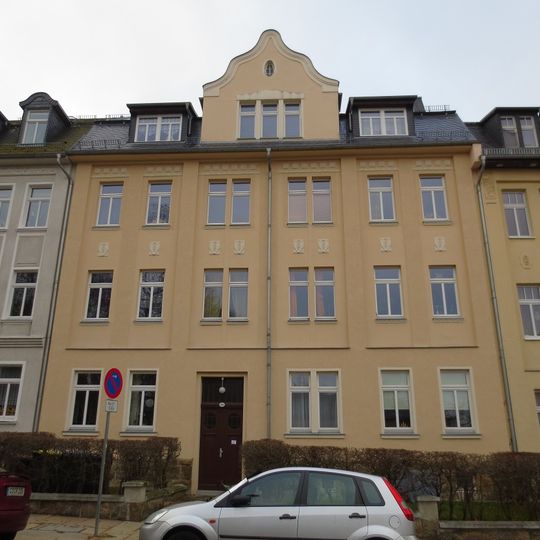 Mietshaus in geschlossener Bebauung mit Vorgarten und Einfriedung Ernst-Heilmann-Straße 18