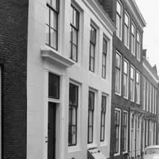 Huis met gepleisterde lijstgevel en zijtrapgevel