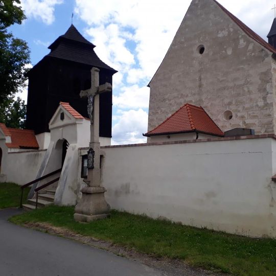 Kříž u kostela v Hamru