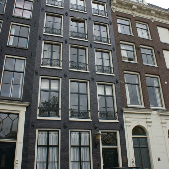 Pand met gevel onder rijk gesneden rechte lijst, met deurpartij