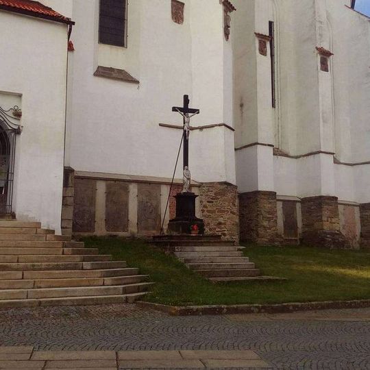 Kříž u kostela v Pacově