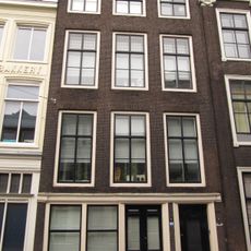 Pand met hoge lijstgevel met gave pui onder geprofileerde puibalk