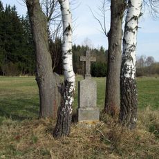 Kříž východně od Stropčic v poli