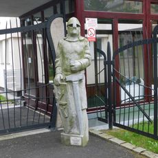 Socha rytíře vpravo od vchodu do Akademie ve Světlé nad Sázavou