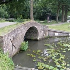 Bakstenen bruggetje met een rondboog dat een sloot met de Vecht verbindt, eroverheen liep het jaagpad