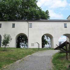 Krytá mostní chodba mezi zámkem a kostelem v Klimkovicích