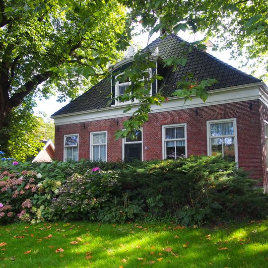 Stelpboerderij met schuur, bijschuur, bakhuis en hondenhok