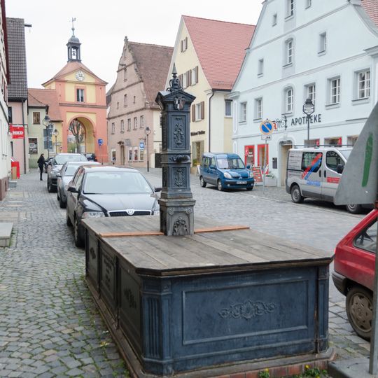 Gusseiserner Brunnen in der Hauptstraße