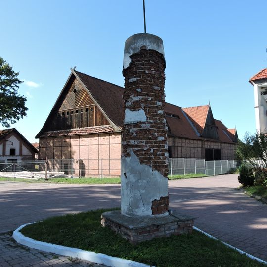 Kapliczka przydrożna II, przy wyjeździe z podwórza folwarcznego