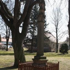 Sloup se sochou svatého Jana Nepomuckého