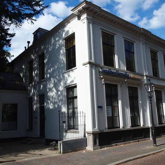 Pand met gepleisterde neoclassieke lijstgevel