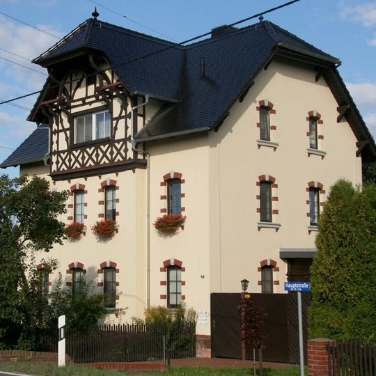 Villa mit drei Nebengebäuden Hauptstraße 40