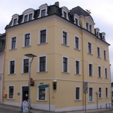 Wohnhaus in Ecklage und geschlossener Bebauung, Apotheke mit alter Apothekeneinrichtung Markt 27