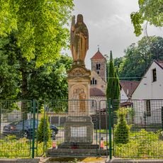 Socha světce na návsi v Mohelnici nad Jizerou