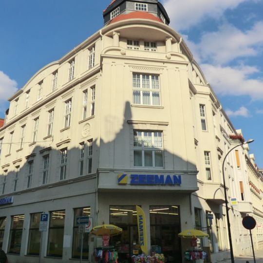 Wohnhaus in geschlossener Bebauung, Eckhaus Wilhelmsplatz 1