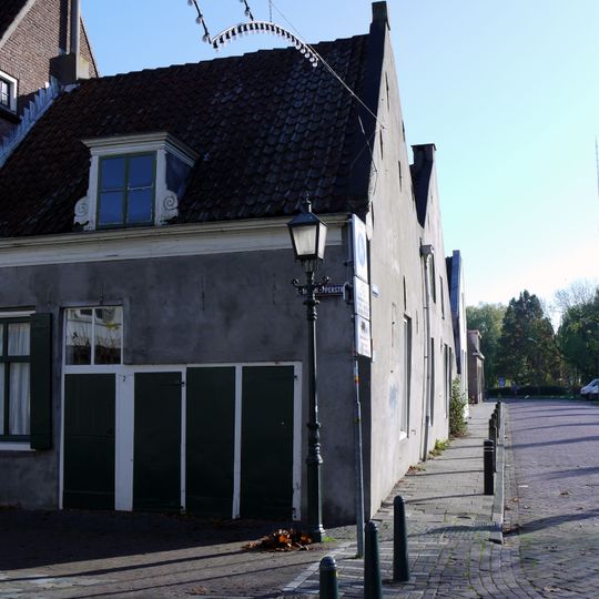 Huis met gepleisterde dubbele topgevel