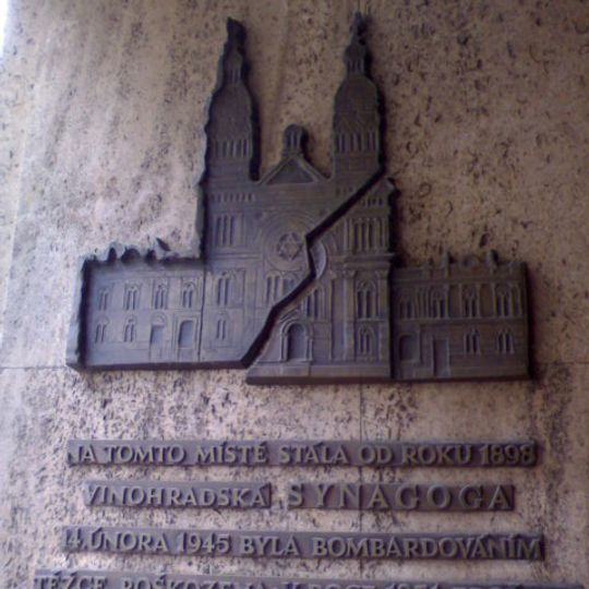 Pamětní deska Vinohradské synagogy v Sázavské ulici v Praze
