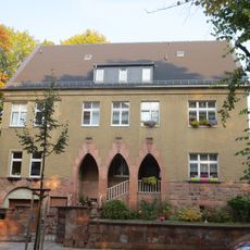 Pfarrhaus, Gemeindehaus der Baptistengemeinde, mit Einfriedung Kanzlerstraße 10