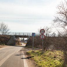 Železniční most přes pokračování Slatinské ulice u Svinar