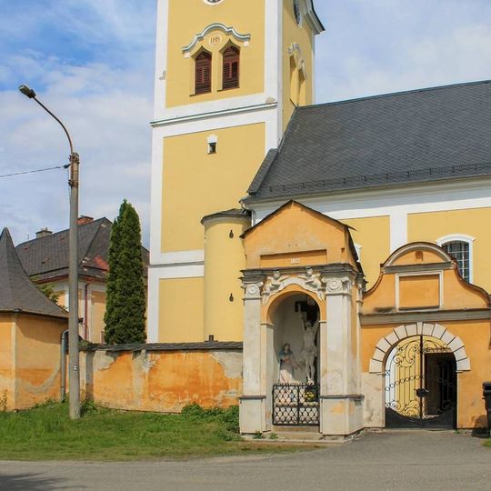 Kaplička Golgota v Moravičanech u vstupu do areálu kostela