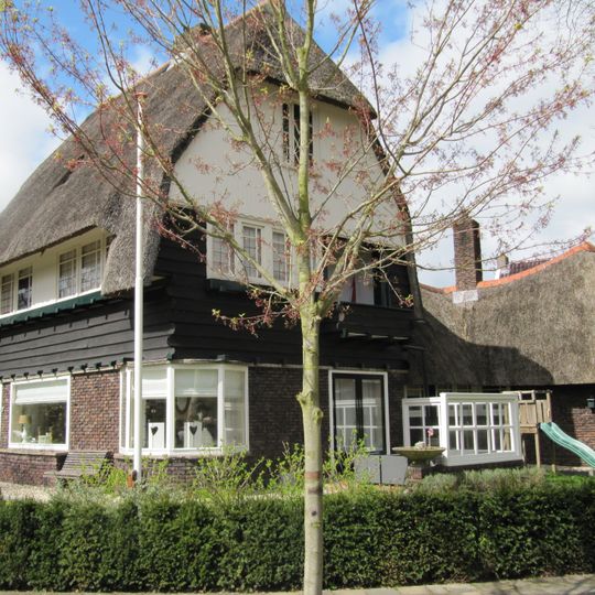 Woonhuis met aangebouwde garage