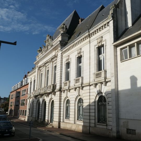 Building of the Savings Bank of Gien