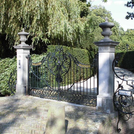 Queekhoven: toegangshekken met hekpijlers