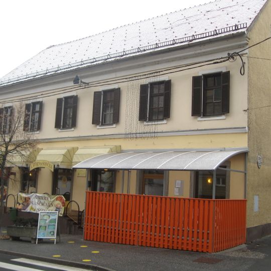 Hiša Trg osvoboditve 11