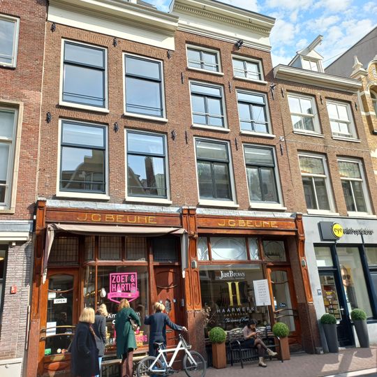 Pand met gevel onder rechte lijst