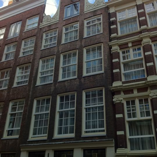 Pand, vanwege de zandstenen onderdelen van de gevelhals