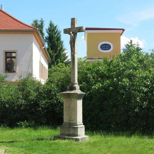 Kříž u kostela Nanebevzetí v Chlumu u Třeboně