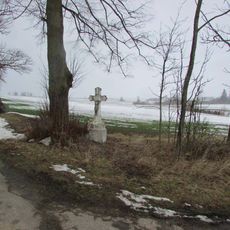 Kříž u hlavní silnice mezi Žirovnicí a Strannou