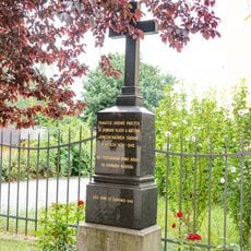 Pomník obětem okupace 1939–1945 u kostela v Dolním Bousově