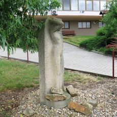 Kamenná plastika Dívka u Domova seniorů v Bystřanech