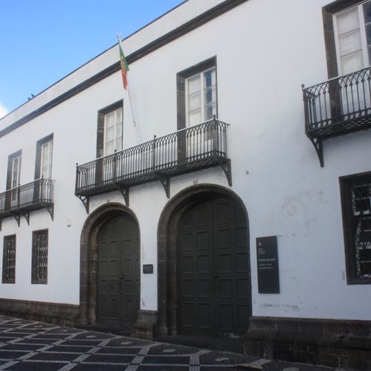 Prédio na Rua Marquês da Praia e Monforte, 33-37