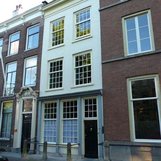 Pand met gepleisterde lijstgevel