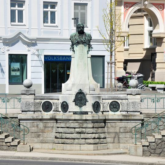 Persönlichkeitsdenkmal der Sparkassengründer