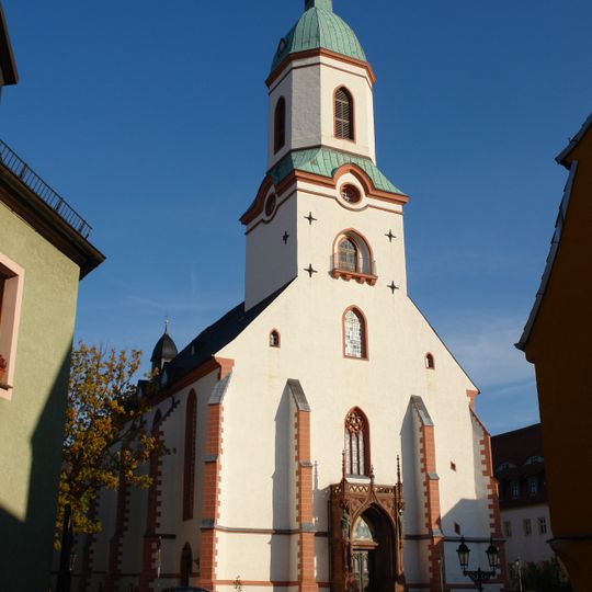 Kirche sowie Treppe vor dem Kirchturm und Platz mit Pflasterung Kirchplatz -